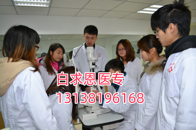 石家莊醫(yī)學(xué)中專學(xué)校的學(xué)費(fèi)是多少？